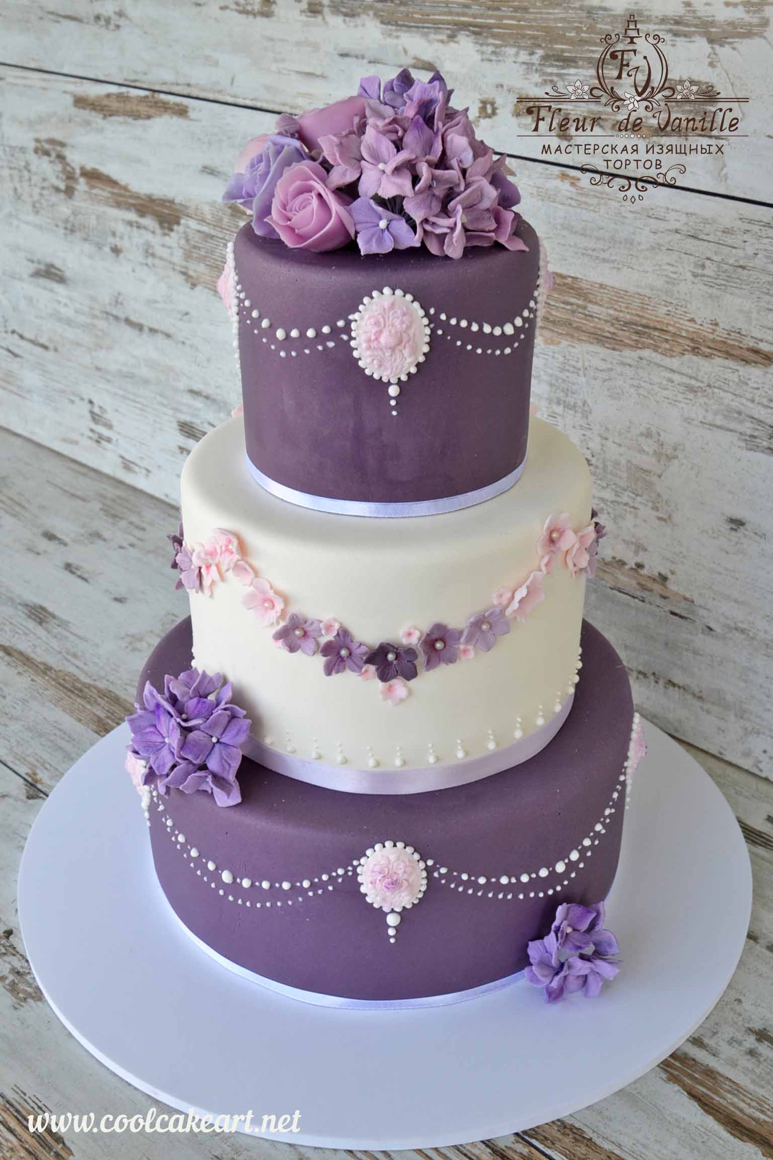 Свадебный торт 3 ярусный фиолетовыми оттенками