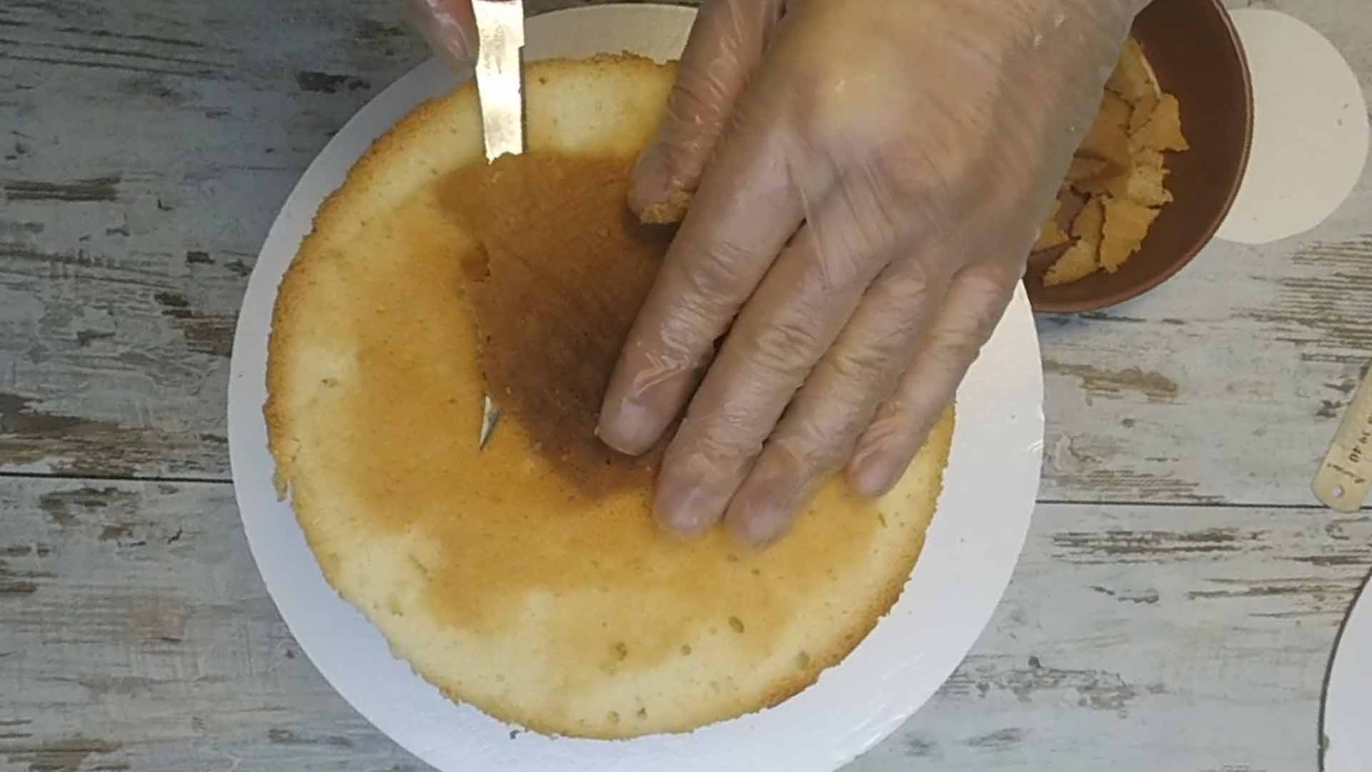 Срезаем бисквит с торта