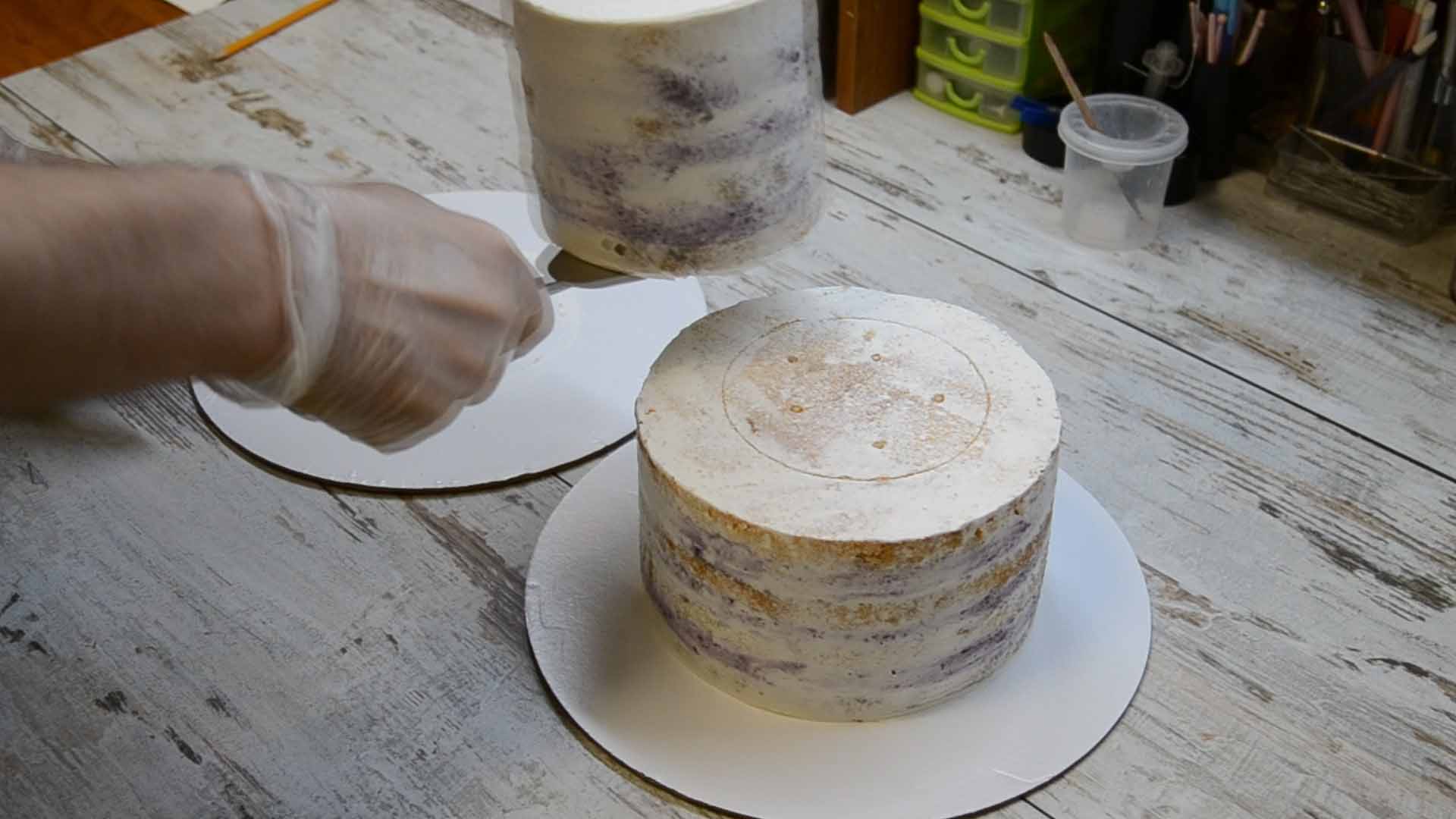 Ставим второй ярус на торт