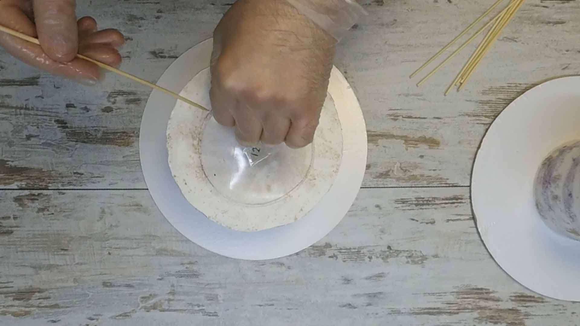 Ставим опоры под торт