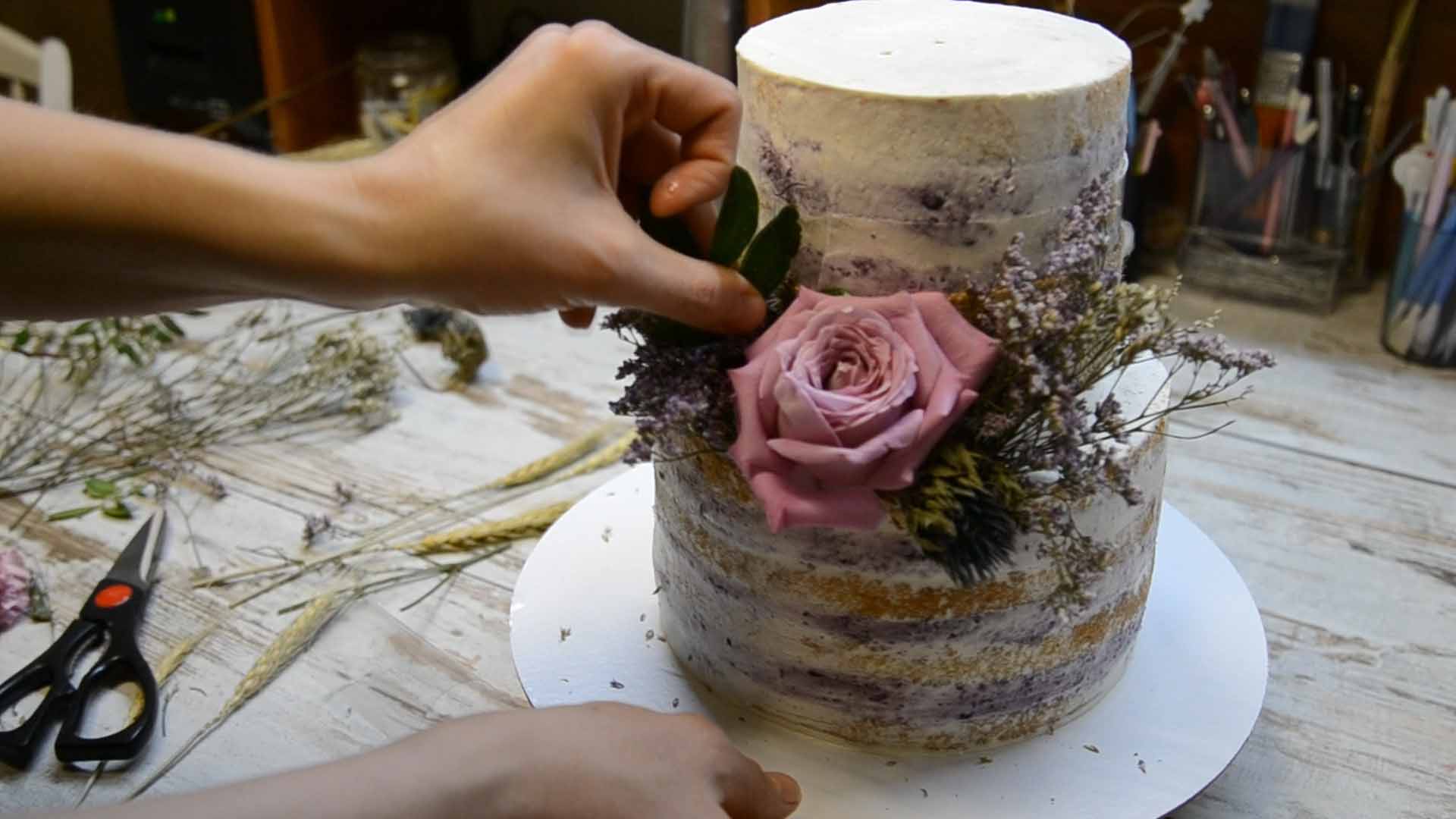 Добавляем зелень в украшение торта