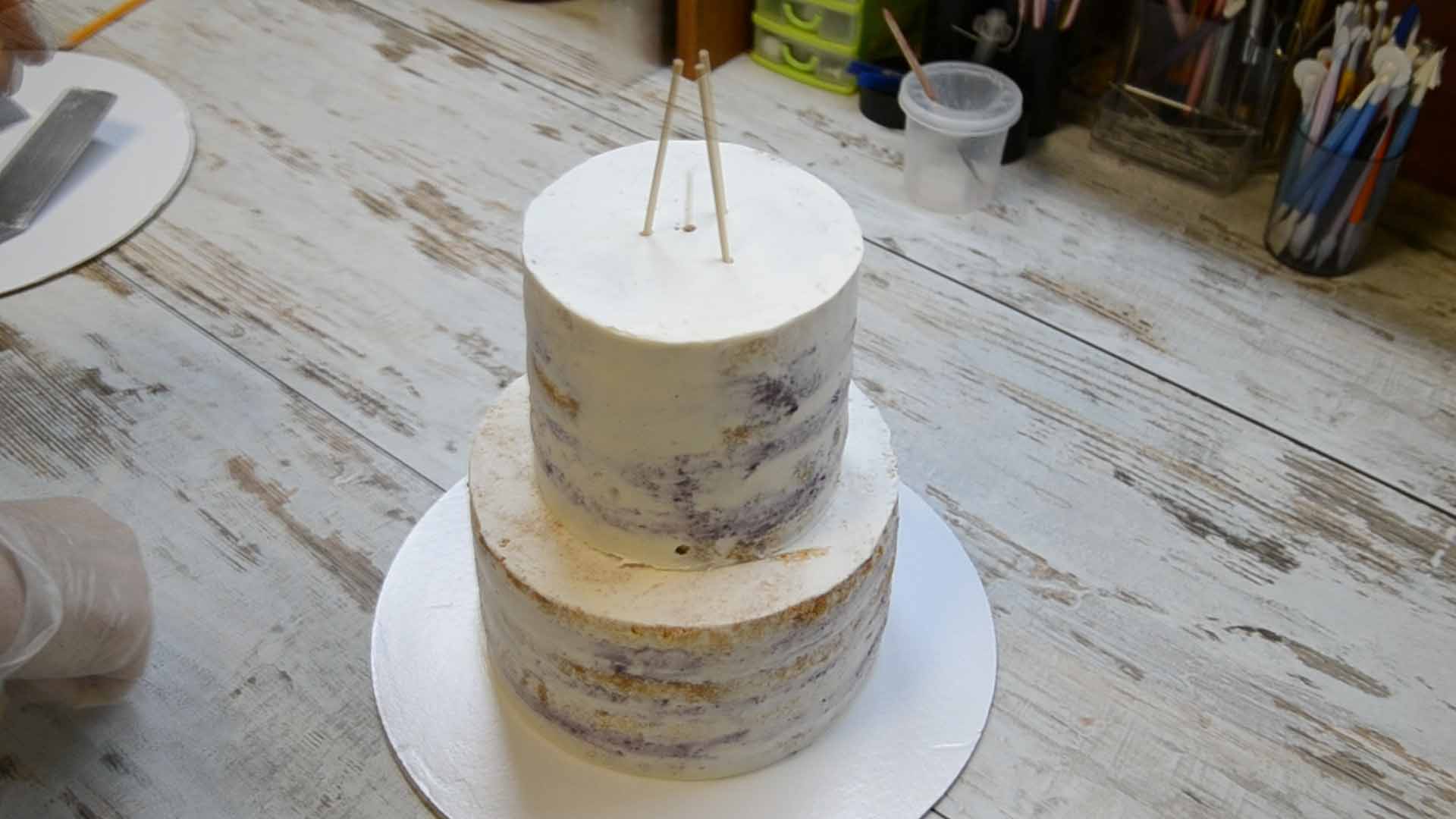 Устанавливаем опоры в торте