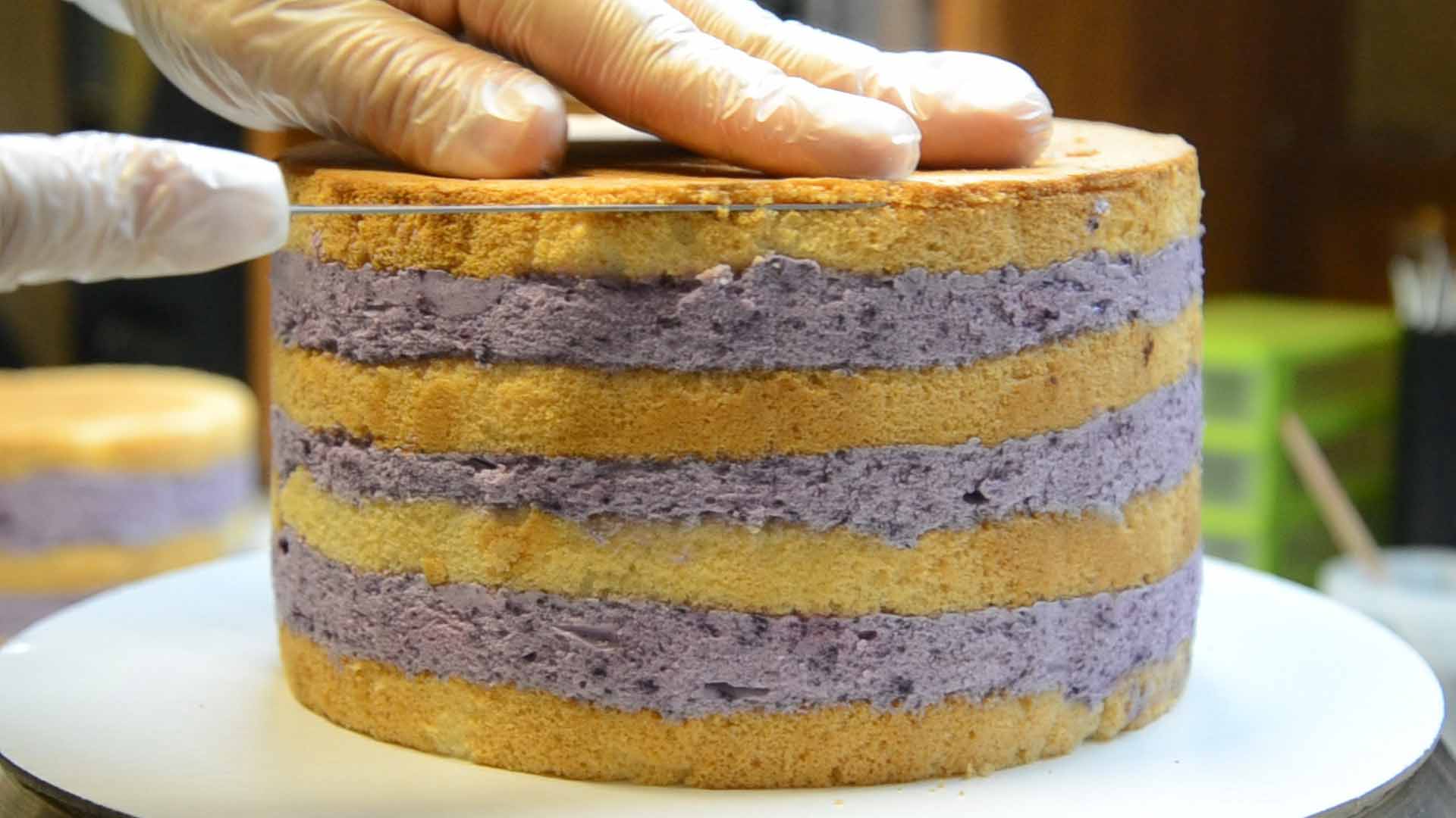 Срезаем бисквит