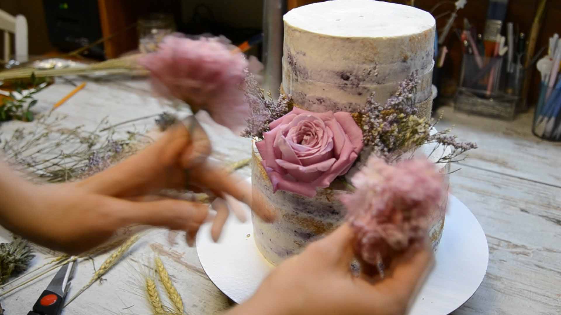 Украшаем торт жывыми цветами