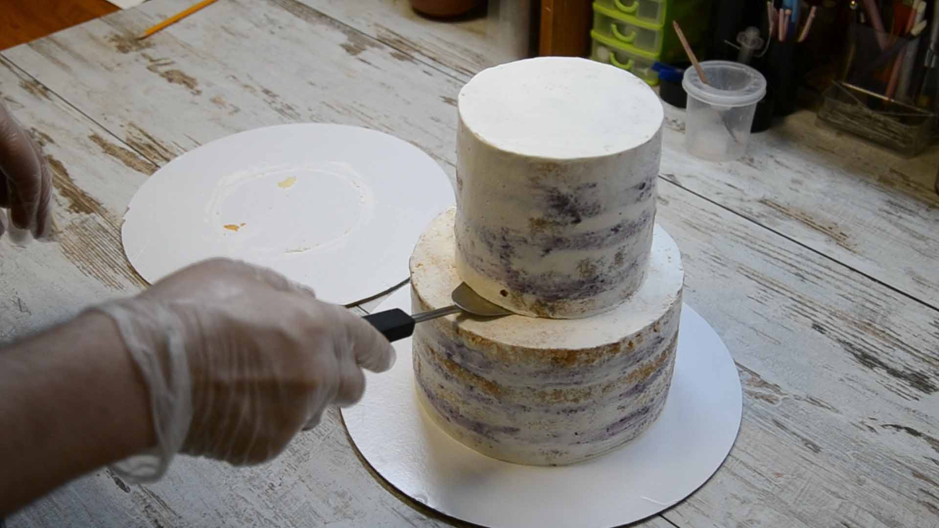 Поставили второй ярус на торт