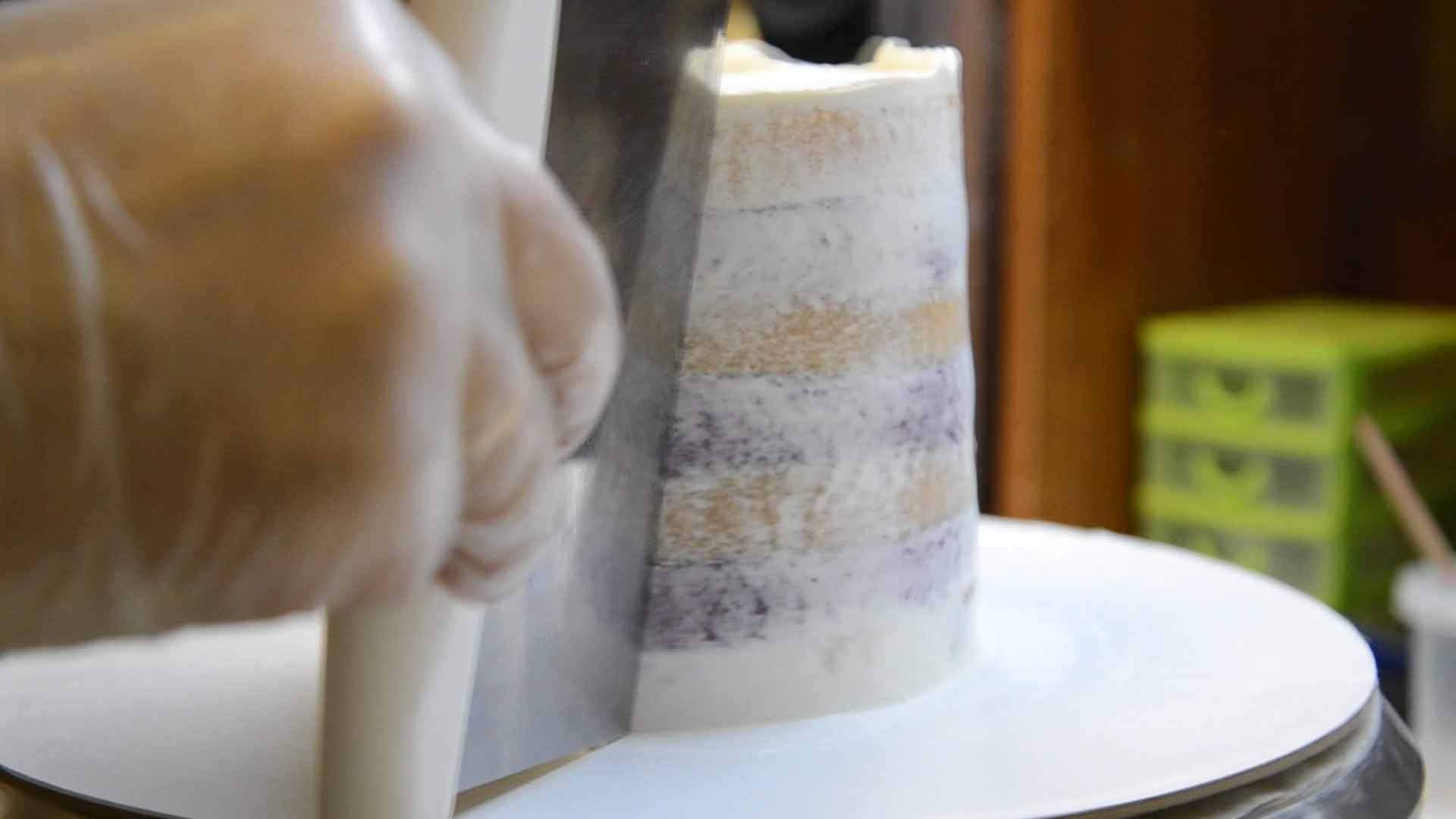 обмазываем голый торт