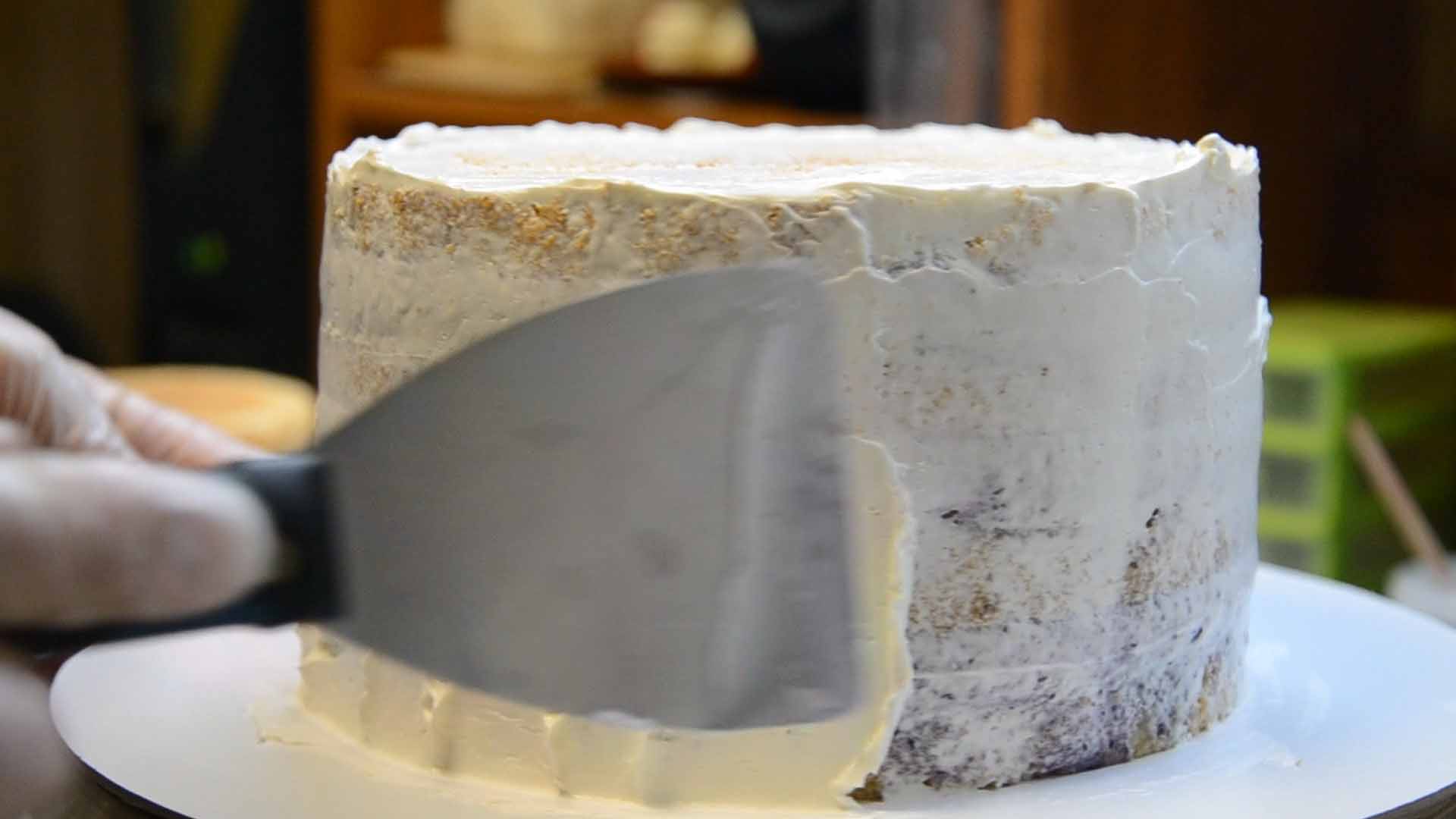 обмазываем торт