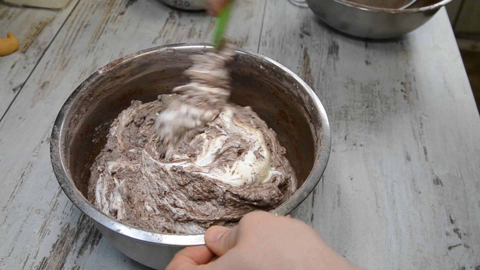 Перемешиваем какао и муку лопаткой