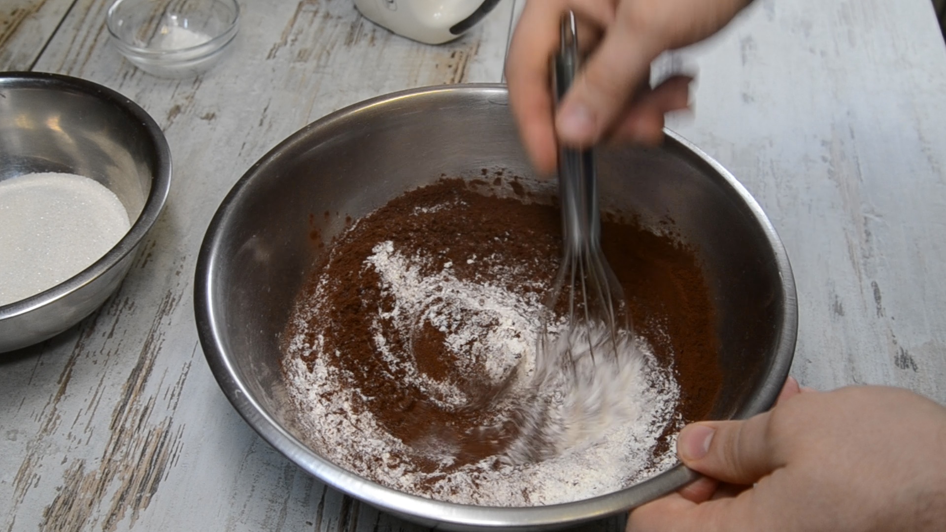 смешиваем муку с какао