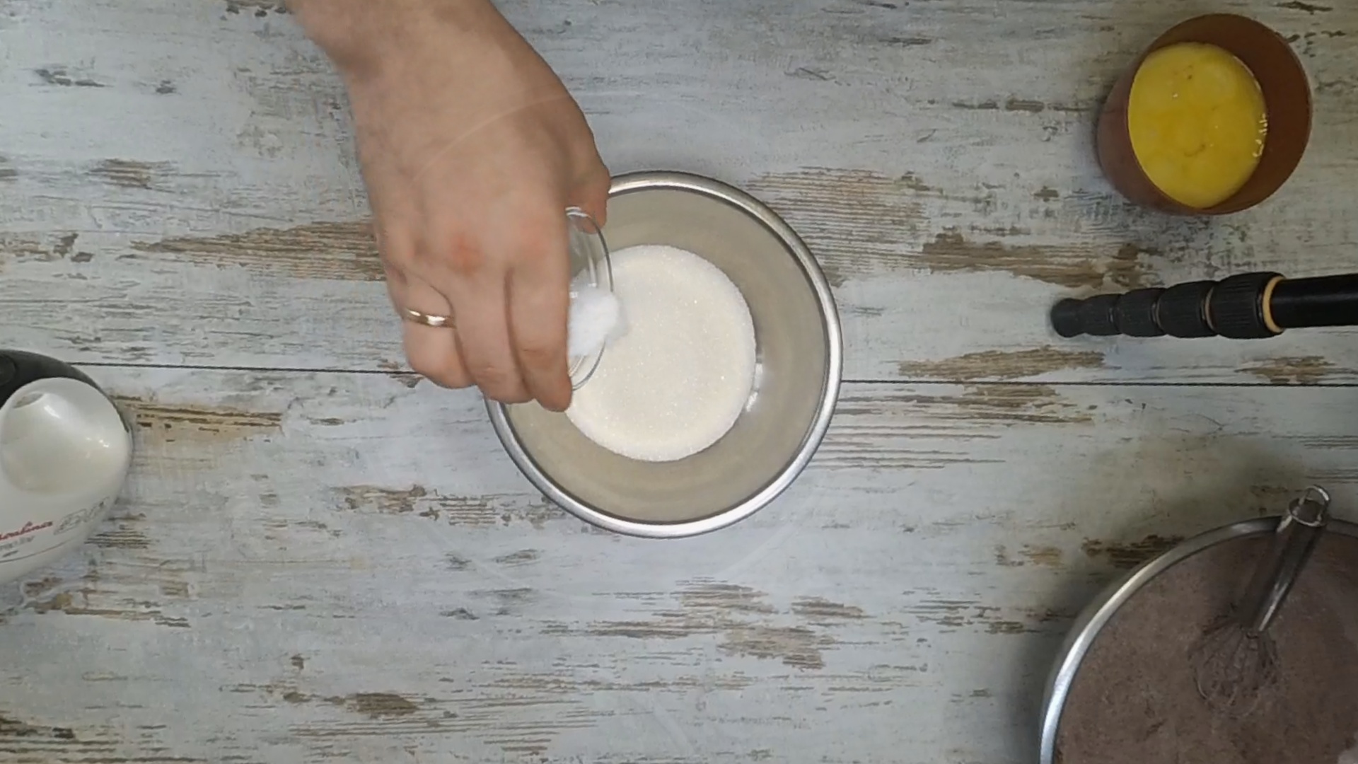 Смешиваем соль и ванилин с сахаром