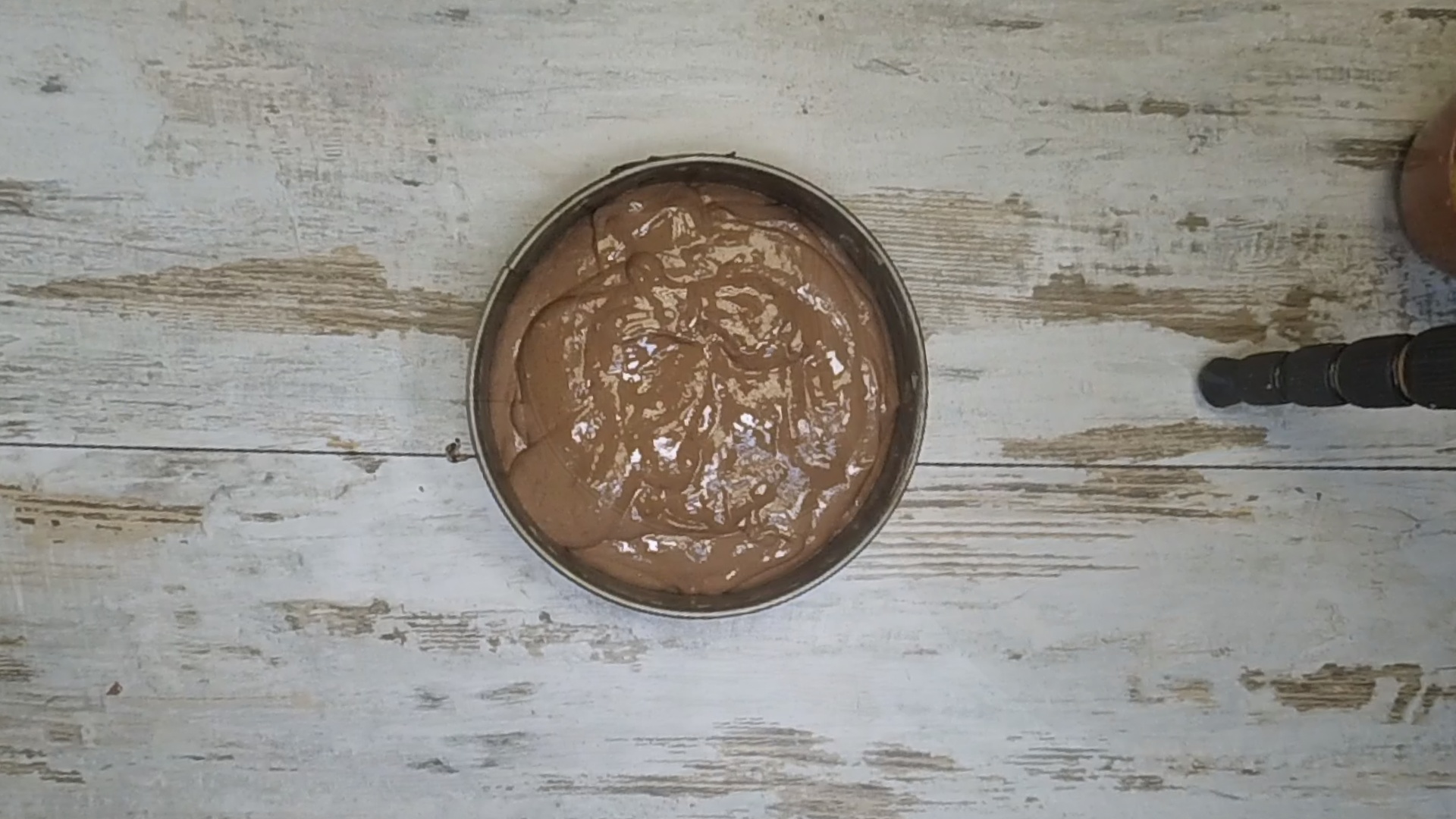 Выкладываем бисквит в форму