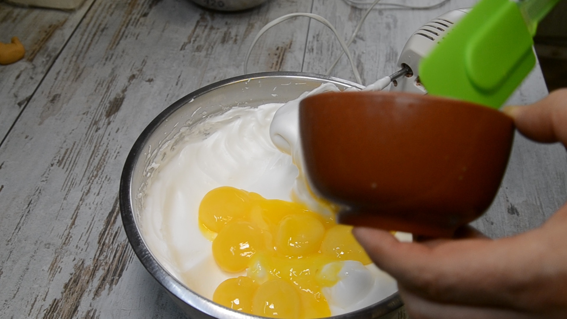 Добавляем желток