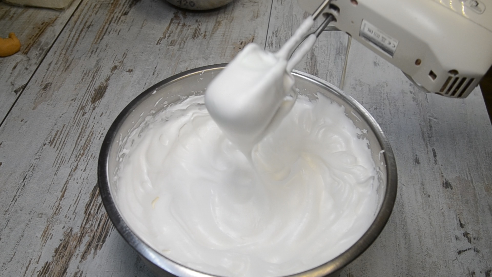 Взбили белки до устойчивых пиков