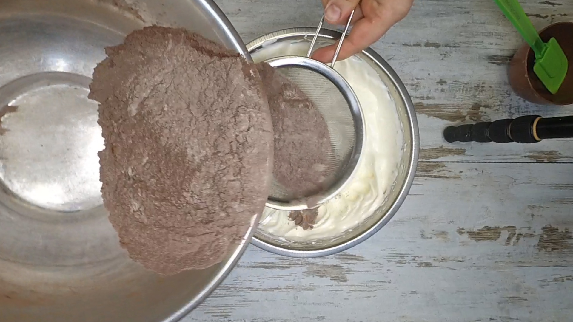 Добавляем муку с какао